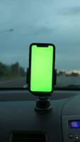 Smartphone verde tela dentro carro video