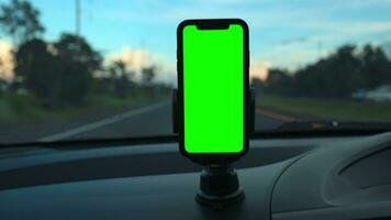 Smartphone verde tela dentro carro video