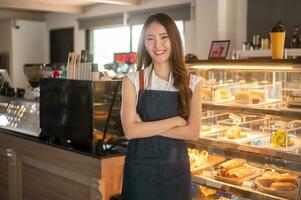un asiático mujer empresario o barista trabajando en moderno café tienda , concepto pequeño negocio foto