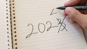 2023 naar 2024 jaar veranderen concept met handschrift Aan notitieboekje video