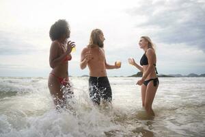 grupo de amigos teniendo divertido en el playa. joven mujer teniendo divertido en el playa. foto