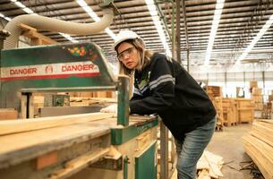 retrato de joven hembra carpintero trabajando con madera cortador máquina en el de madera fábrica foto