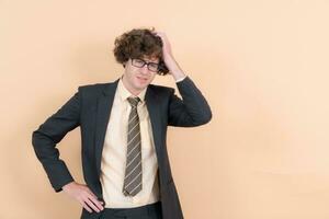 retrato de un hermoso joven hombre con Rizado pelo en un beige antecedentes foto