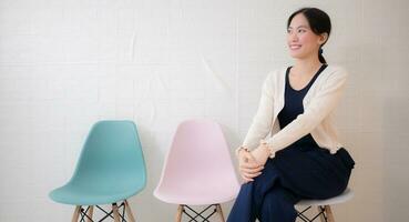 retrato de joven asiático mujer relajarse y sonrisa foto