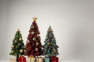 Navidad árbol con regalos en frente de gris antecedentes. 3d representación ai generado foto