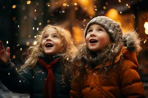 niños jugando y acecho nieve en Navidad víspera foto