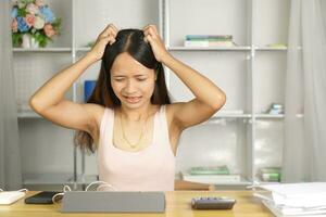 woman working at home Itchy skin on the scalp photo