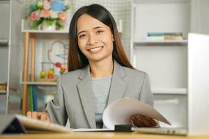 contento sonriente negocio mujer cuando el cliente está de acuerdo a firmar un contrato con el propuesto plan foto