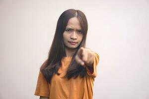 enojado asiático mujer señalando su dedo en frente foto