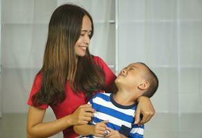 madre y hijo jugando juntos felizmente foto