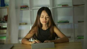 mujer trabajando a hogar utilizando un computadora a comunicar video