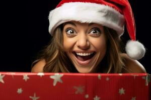 un imagen de un sonriente hermosa mujer vistiendo un Papa Noel sombrero y mirando dentro un regalo caja, ai generativo foto