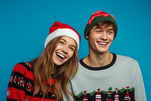 un cerca arriba foto de un joven Pareja vistiendo Navidad suéteres y Papa Noel sombreros en pie solo en un azul fondo, ai generativo