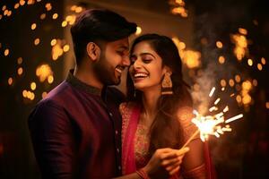 un foto de un contento indio Pareja en tradicional ropa celebrando diwali por participación bengalas y petardos, ai generativo