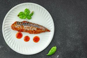 caballa en tomate salsa y albahaca Fresco Enlatado pescado delicioso Mariscos sano comiendo Cocinando aperitivo comida comida bocadillo en el mesa Copiar espacio foto