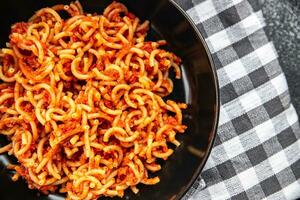 boloñesa pasta sedánini rigati tomate salsa sano comiendo Cocinando aperitivo comida comida bocadillo en el mesa Copiar espacio foto