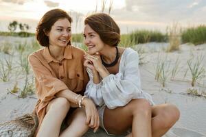 verano Moda imagen de dos morena europeo mujer en lino ropa posando en el playa foto