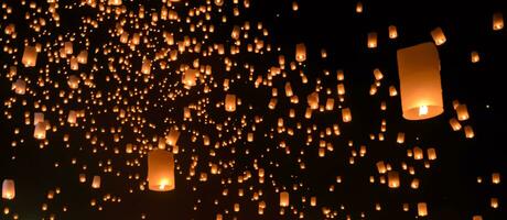 festival de linternas del cielo o festival de yi peng en chiang mai, tailandia foto