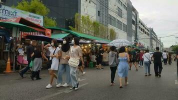 bangkok, Tailandia su luglio 9, 2023. folle di persone a chatuchak fine settimana mercato, anche conosciuto come jj mercato. uno di il maggiore tradizionale mercato nel bangkok. il più vicino BTS stazione è mo chit stazione. video