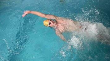 sous-marin vue de professionnel nageur formation dans nager piscine, 4k 120 images par seconde super lent mouvement brut vidéo. triathlète nager dans noir combinaison video