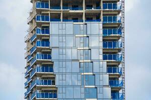 grúa y construcción contra el cielo azul foto