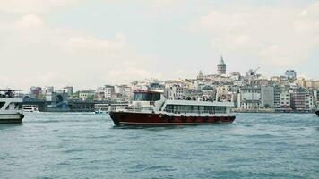 Istanbul, dinde 12 janvier 2023, ferry-boat voile sur le le bosphore rivière video