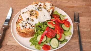 smakelijk vers geroosterd brood met avocado en ei video