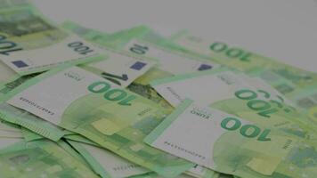 un' mano Tenere un' pila di 100 Euro banconote video