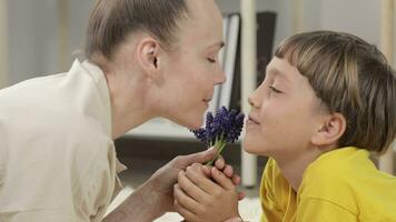 ein Frau und ein Kind sind Verlegung auf das Fußboden mit Lavendel Blumen video