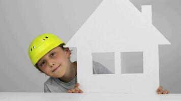 un chico vistiendo un difícil sombrero participación un papel casa video