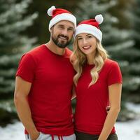 ai generado un hermosa pareja, ambos son vistiendo rojo camisetas y Papa Noel Navidad sombreros foto