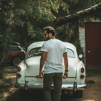 ai generado un hombre en el espalda de un antiguo auto, vistiendo un blanco blanco camiseta foto