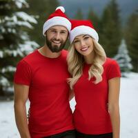 ai generado un hermosa pareja, ambos son vistiendo rojo camisetas y Papa Noel Navidad sombreros foto