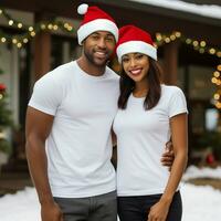 ai generado un Pareja con Papa Noel claus sombreros vistiendo blanco camisetas con Navidad árbol y nieve en el antecedentes foto