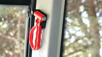 veiligheid hamer in een bus en glas breuk, video