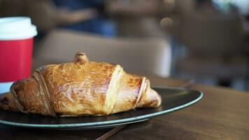 frisch gebackenes Croissant auf Teller mit Platz zum Kopieren video