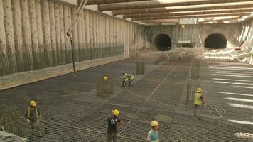 Estambul, Turquía, 2023-el proceso de torrencial hormigón para el Fundación de un subterraneo estación construcción por ingenieros y trabajadores además subterraneo túnel excavaciones video