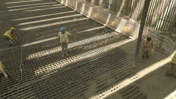 Istambul, Turquia, 2023-o processo do derramando concreto para a Fundação do uma metrô estação construção de engenheiros e trabalhadores. Além disso metrô túnel escavações video