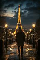 un hombre mirando a eiffel torre a noche generativo ai foto