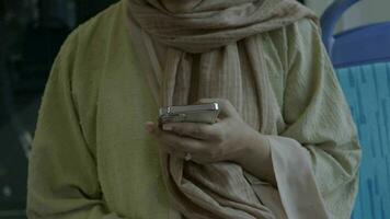 jung Frauen mit Clever Telefon Innerhalb von Metro Zug video