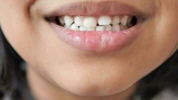 criança sorridente com saudável branco dentes. video
