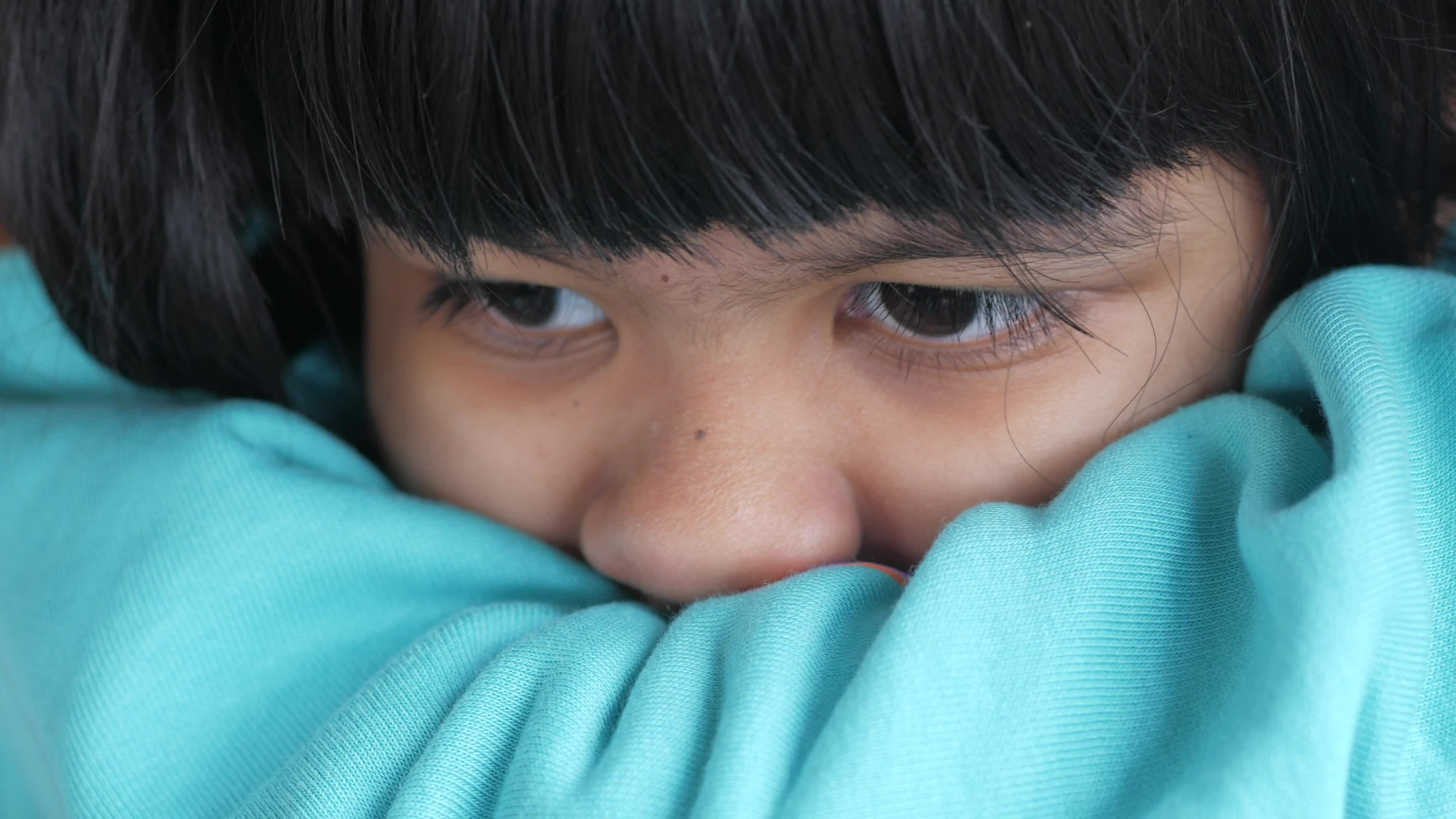 uma-chateado-crian-a-menina-cobrir-dela-face-com-m-o-31652339-v-deo