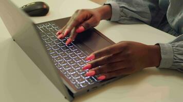 kvinna skriver information på bärbar dator, arbetssätt till lösa webb projekt uppgifter på Hem. afrikansk amerikan bloggare skrivning berättelse linje för distansarbete jobb, själv sysselsatt utvecklaren. stänga upp. video
