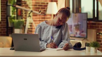 libero professionista scrittura Appunti a partire dal Telefono chiamata a casa ufficio, utilizzando grafia per avere elenco di informazione di futuro compiti. donna utilizzando taccuino per creare Perfetto progetto. video