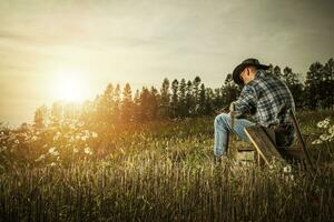 caucásico vaquero disfrutando su campo vida foto