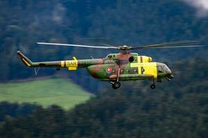 militar helicóptero a aire base. aire fuerza vuelo operación. aviación y aeronave. aire defensa. militar industria. mosca y volador. foto