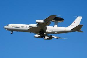 especial misión awacs avión a aire base. aire fuerza vuelo operación. aviación y aeronave. aire defensa. militar industria. mosca y volador. foto