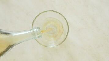 Apfel Apfelwein Essig ist gegossen von das Flasche in ein Glas Schüssel. video