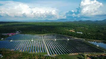 fuco aereo Visualizza di solare pannelli sistema energia generatori a partire dal sole. superiore Visualizza su fotovoltaico solare energia pannelli. alternativa energia fonti. il concetto di sostenibile risorse. video