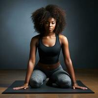 un negro mujer practicando yoga foto